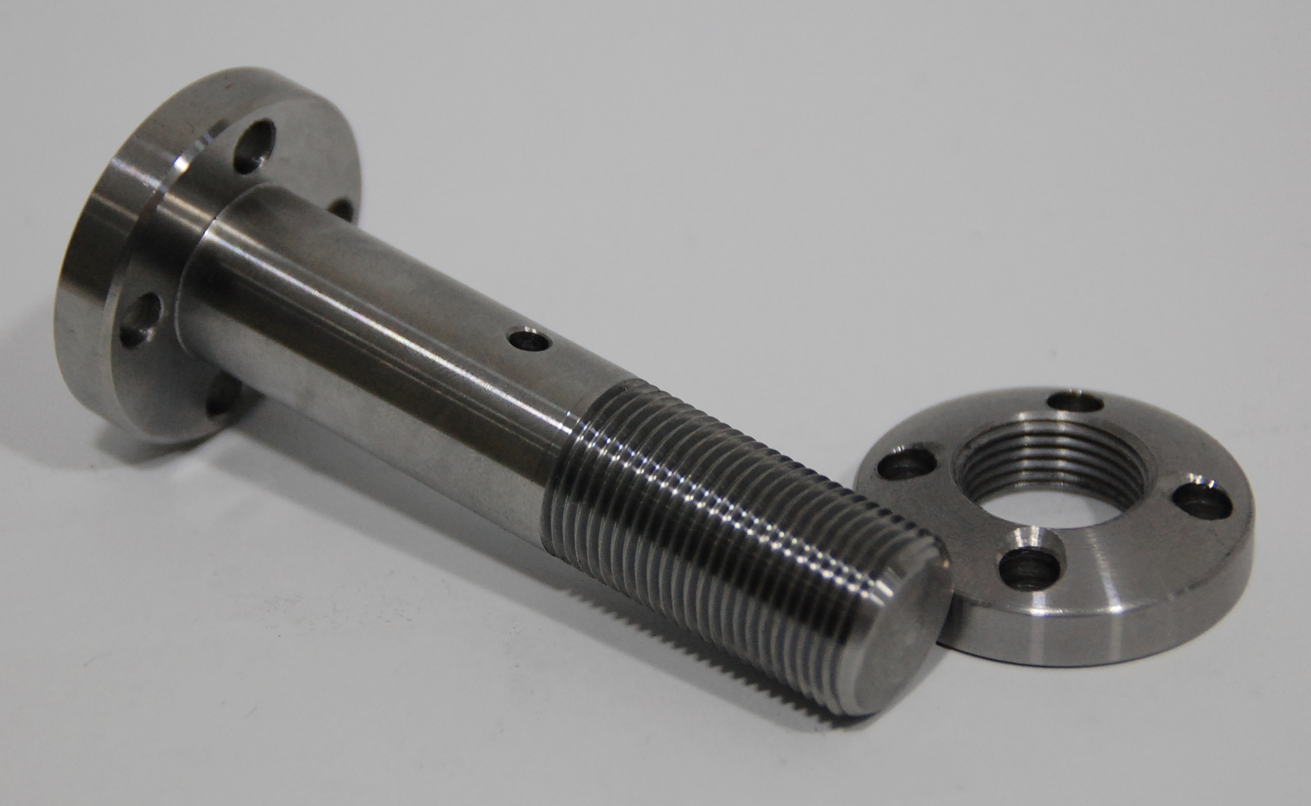 tornillo y tuerca en acero tratado